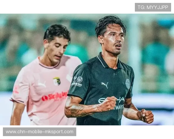 曼城细腻脚法助力突破防线，展现绝佳球技