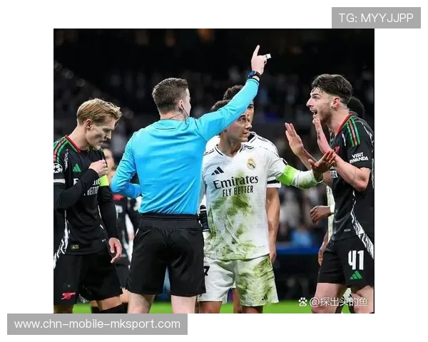 巴萨步步推进围攻，拉菲尼亚射门擦立柱而过