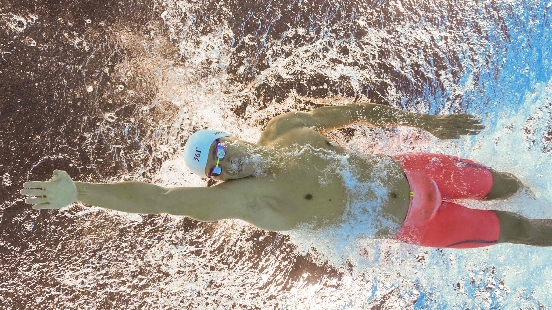 奥尔韦拉决赛冲线瞬间引爆全场,奥尔伟业